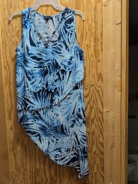 Sami & Jo Blue Palm-Print Sleeveless V-Neck Top